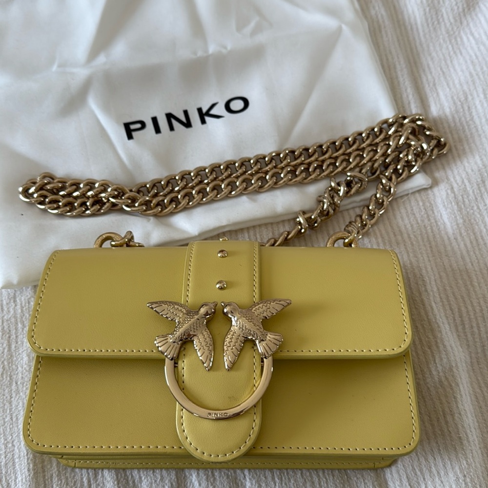 Pinko cross body bag.
Color yellow